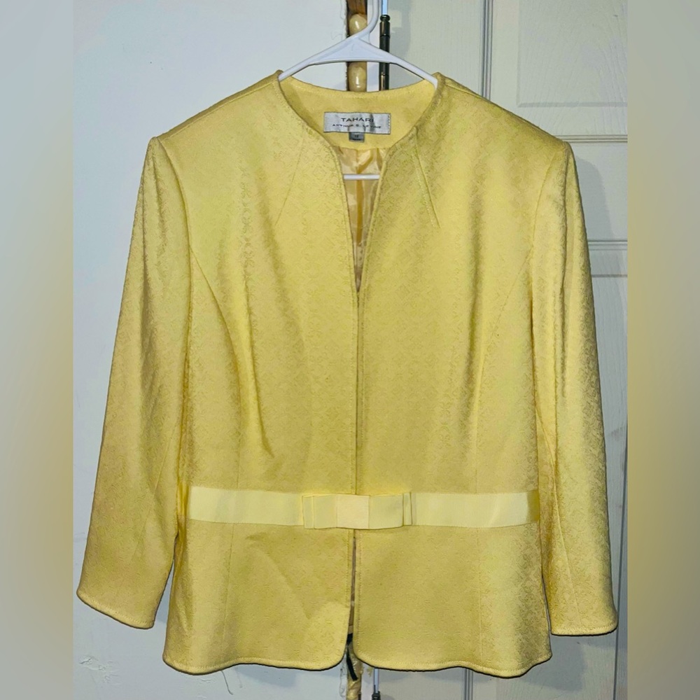 |Tahari Arthur s. Levine yellow blazer size 12 |skirt set